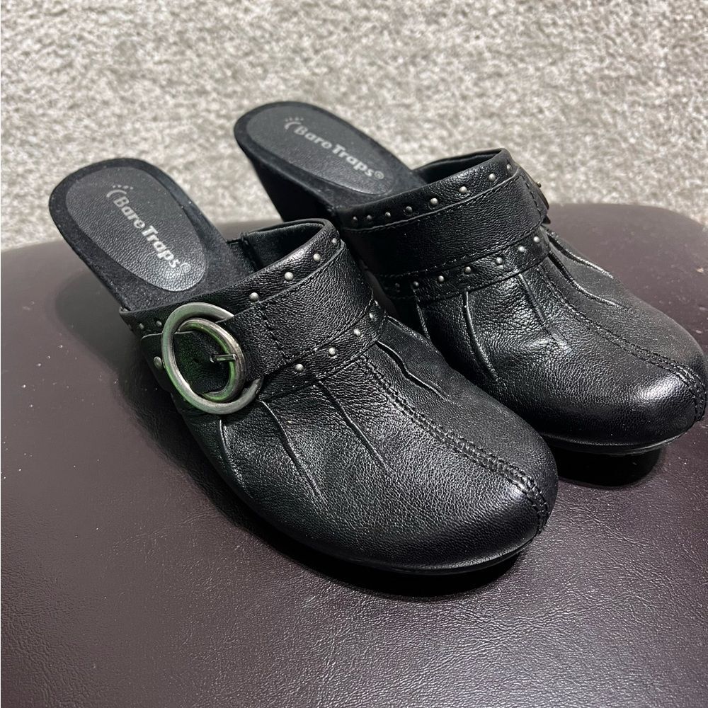 Bare Traps Womens Black Tinah Clog 6 M Leather Buckle Studs 2.5" Heel